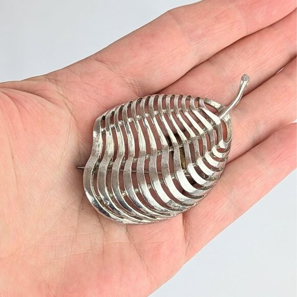 Vintage Silver Leaf or Pear Brooch Wavy Silver Metal Pin Mid-Century MCM Estate - Picture 4 of 8
